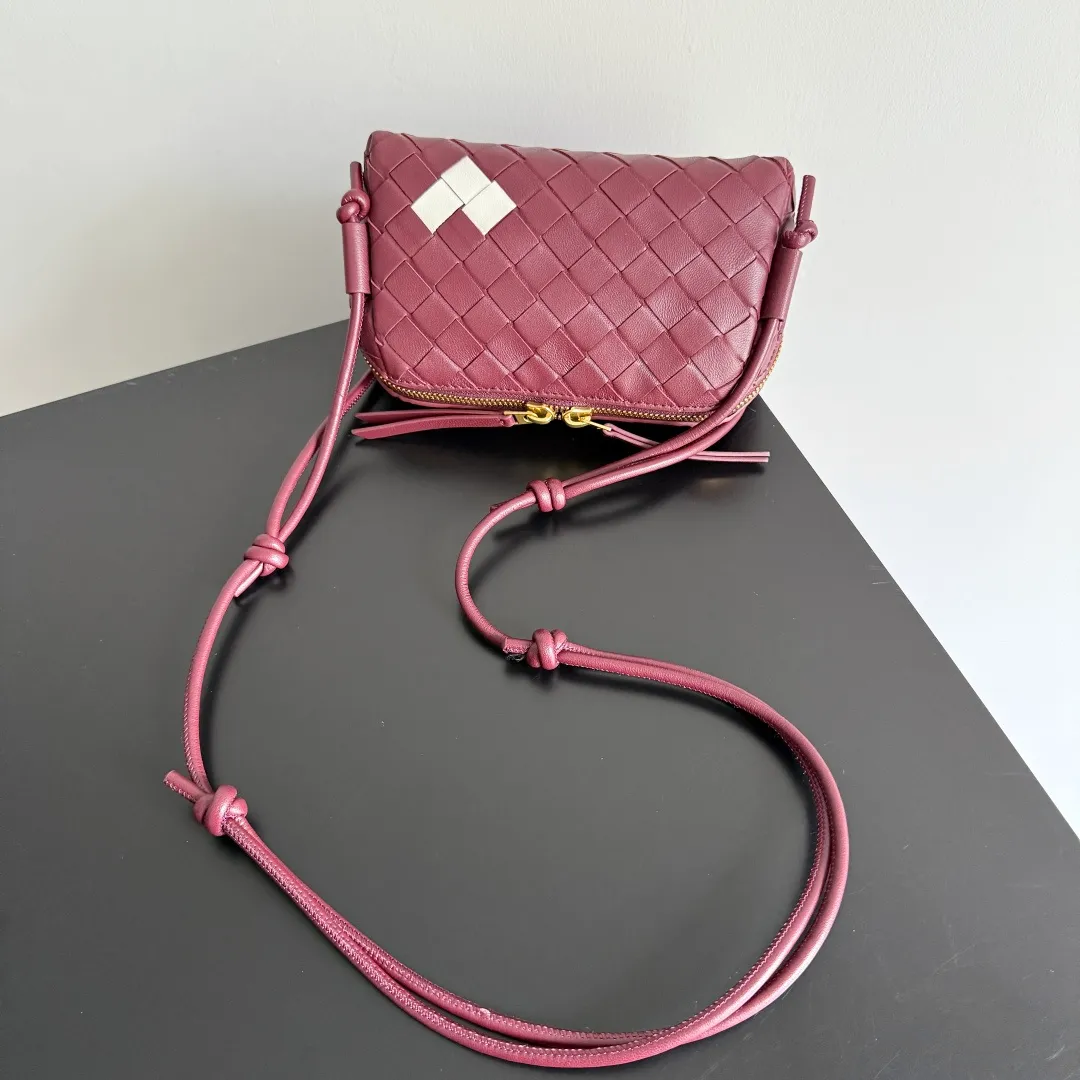 Batch 1260 BV new mini bag ceiling Bottegaveneta new Concert Pouch bag is small and has a large capacity. It can hold a Pro max mobile phone. The shoulder strap is adjustable for cross-body carry. It is very cost-effective when carried on one shoulder. The latest small bag in autumn has a lot of capacity. It can hold 4 short clips. I also tried it and it can hold one of my fists. It is cute, the capacity is touching and the length of the shoulder strap is adjustable for daily commuting. Full score 10 #bv woven bag Style number: 794258 Size: 18.5*11.5*8.5cm